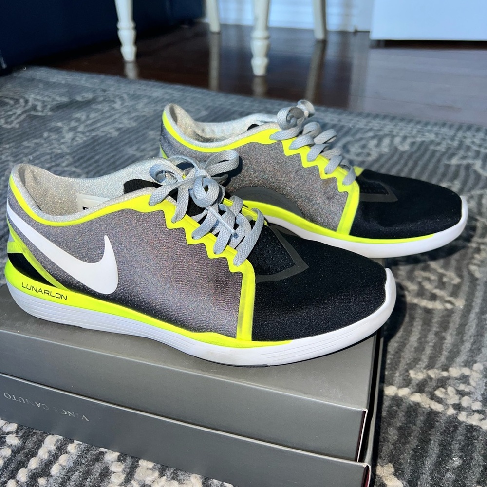 Nike size 7 Lunarlon running shoes!